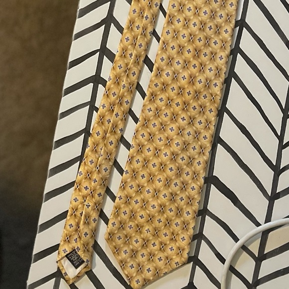 Round Tree Yorke Tie - Picture 5 of 5